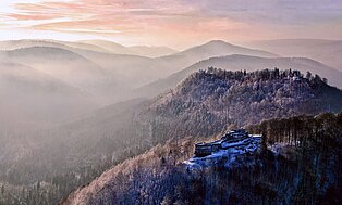 Berglandschaft in der Südpfalz - Wegelnburg ((c) Westpfalz Mediathek, Fotograf Harald Kröher) 