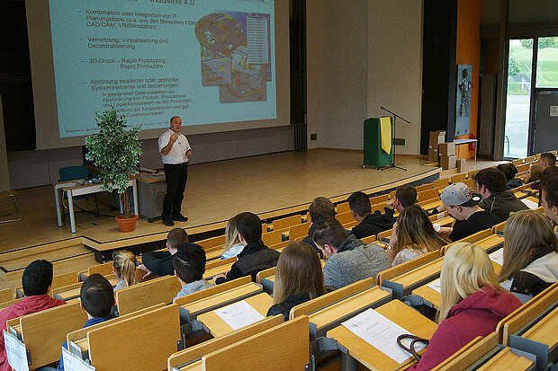 Prof. Dr. Christian Thurnes mit den BBS-Schülerinnen und –Schülern im Audimax