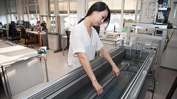 Projektmitarbeiterin am Ultraschallgerät Projektmitarbeiterin am Ultraschallgerät
