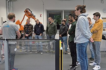 A group of AING students attends a robotics lab at Högskolan Väst in Trollhättan (Sweden) during the field trip in September 2024.