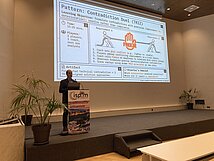 Prof. Thurnes beim Vortrag vor Präsentationsleinwand