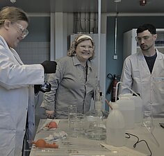 Erasmus Blended Intensive Programme in May 2025: Hanna Hänninen, lecturer at the partner university Turku AMK, teaches students in the new process engineering laboratories at Kaiserslautern University of Applied Sciences.