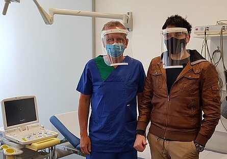 Benjamin Stöber und Chefarzt des Coronazentrums Westpfalz Peter Jung (links) Benjamin Stöber (rechts) und Chefarzt des Coronazentrums Westpfalz Peter Jung (links) mit gespendeten Visieren