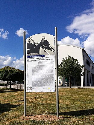 Campus Zweibrücken - Blick auf Gebäude O mit Tafel zum in Zweibrücken erfundenen Kreiselkompass ((c) HSKL)