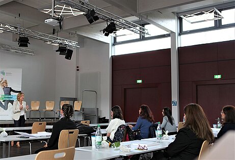 Projektleiterin Silke Weber begrüßt die Teilnehmerinnen des Projekts Aim, die fit für den deutschen Arbeitsmarkt gemacht werden sollen