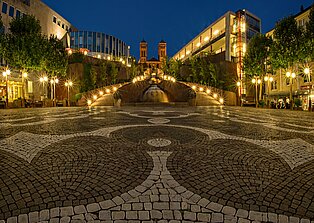 [Translate to Englisch:] Ramba Treppe mit Schlossbrunnen in Pirmasens ((c) Westpfalz Mediathek, Fotograf Harald Kröher)