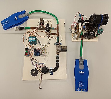 Prototypen für ein an der Hochschule Kaiserslautern entwickeltes Do-it-yourself-Beatmungsgerät