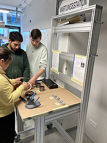 Studierende richten eine Messtation ein
