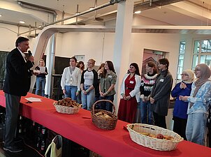 Preisverleihung bei MINT-Quiz durch Dynamikum-Geschäftsführer Rolf Schlicher mit Siegerteam GAK girls