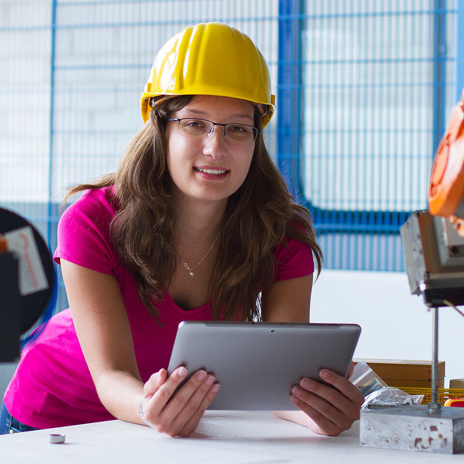 Studentin am arbeiten Studentin mit Sicherheitshelm