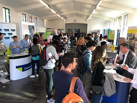 Großen Interesse an der FiKom, der Firmenkontaktmesse der Hochschule Kaiserslautern am Campus Zweibrücken Großen Interesse an der FiKom, der Firmenkontaktmesse der Hochschule Kaiserslautern am Campus Zweibrücken