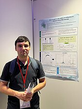 Lukas Lehnert shows his poster at the conference “Smart Materials and Surfaces - SMS 2024”