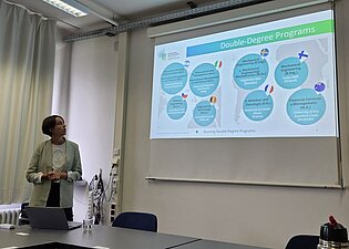 Maria Hasenfratz speeches at the workshop to deepen joint research HSKL - UNL Santa Fé, October 2024