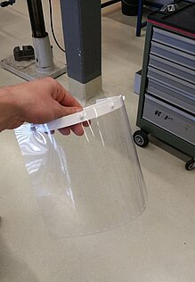 Visier mit Halterung aus dem 3D-Drucker und Overhead-Folie Visier mit Halterung aus dem 3D-Drucker und Overhead-Folie