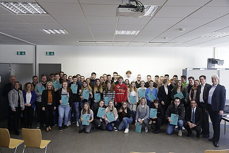 Die Schüler der BBS Rodalben, Zweibrücken und Pirmasens gemeinsam mit den Förderern und Unterstützern des Managementplanspiels (c) Film- & Fotostudio Pirmasens Die Schüler der BBS Rodalben, Zweibrücken und Pirmasens gemeinsam mit den Förderern und Unterstützern des Managementplanspiels (c) Film- & Fotostudio Pirmasens