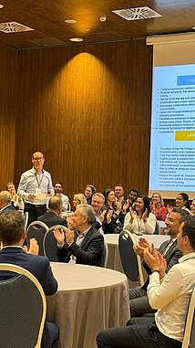 Ralf Langer beim Vortrag vor Zuhörenden