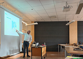 The Vice President for Internationalisation at HS KL, Michael Magin, informs students from the partner university in Trollhättan/Sweden about the double-degree programme in the Master's degree programme in