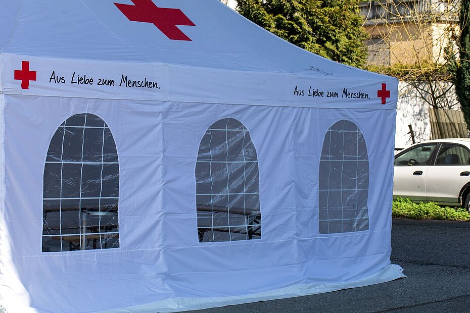 Soziales Engagement in der Coron-Krise symbolisiert durch Zelt des Roten Kreuz  (Foto: Colourbox.de)