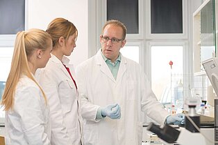 Studentinnen mit Professor in einem Labor im Studiengang Mikrosystem- und Nanotechnologie am Campus Zweibrücken ((c) HSKL)