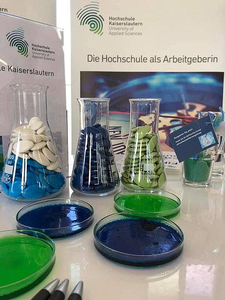 Auch die Hochschule präsentierte sich bei der der FiKom, der Firmenkontaktmesse der Hochschule Kaiserslautern am Campus Zweibrücken, als Arbeitgeberin Auch die Hochschule präsentierte sich bei der der FiKom, der Firmenkontaktmesse der Hochschule Kaiserslautern am Campus Zweibrücken, als Arbeitgeberin